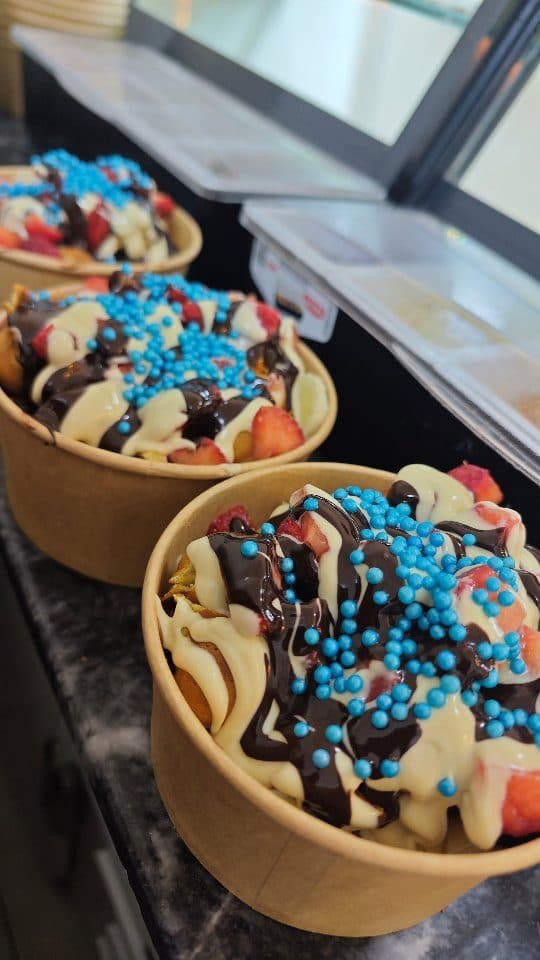 Çikolata ve şirin soslu waffle kâseleri
