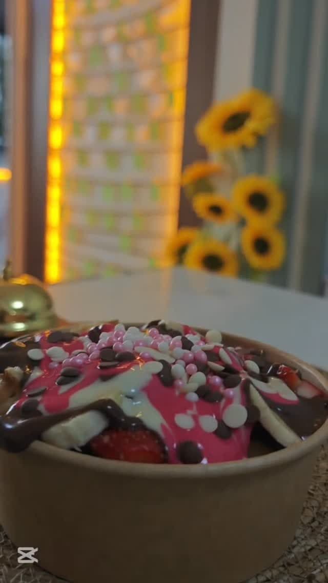 Meyveli waffle kâsesi — keyifli mekân atmosferi