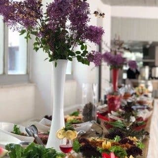 Çiçeklerle bezeli kahvaltı ve ikram sofrası