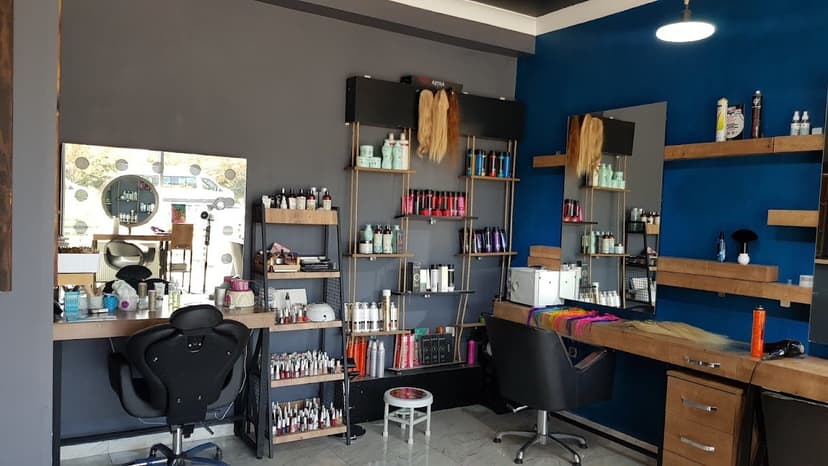 Salon iç mekânı ve profesyonel saç bakım ürünleri