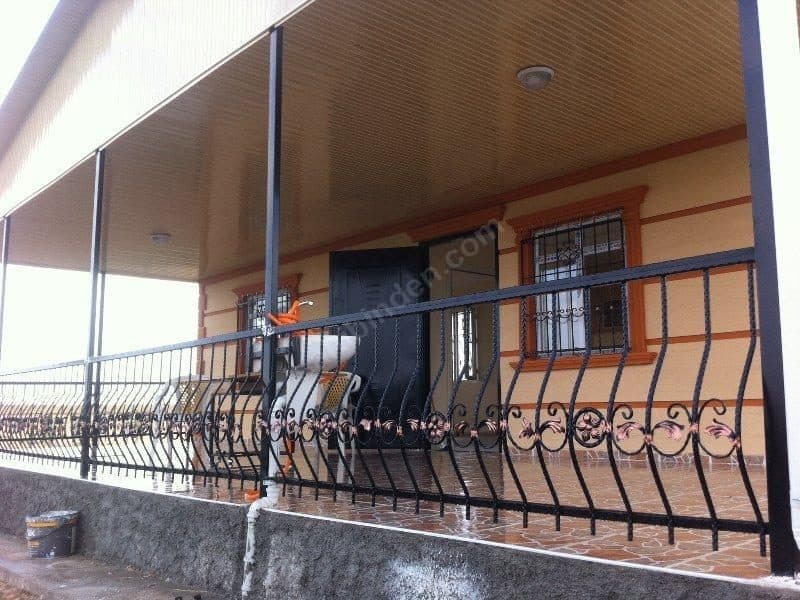 Prefabrik ev ve ferforje veranda korkuluğu