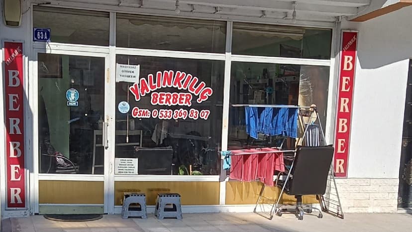 Dükkân vitrini ve giriş