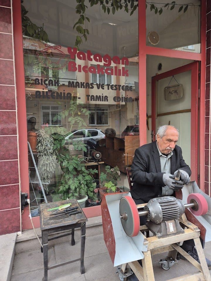 Ustamız tezgâhta bıçak bilerken