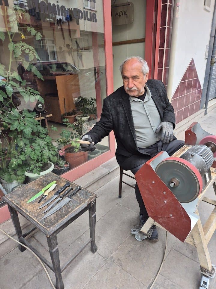 Bileme taşında bıçak işçiliği