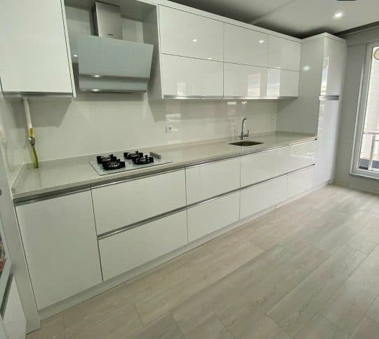 Modern parlak beyaz mutfak dolabı uygulaması