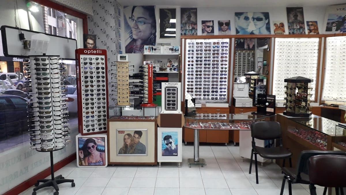 Yeni Gölbaşı Optik mağaza içi — gözlük ve güneş gözlüğü reyonları