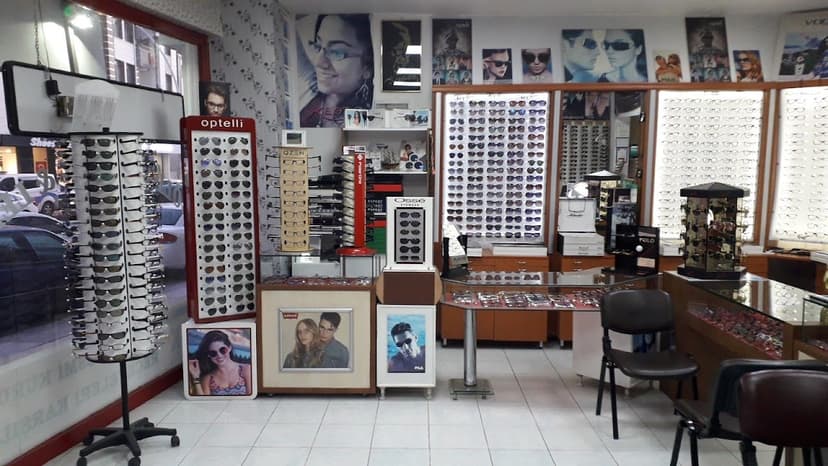 Yeni Gölbaşı Optik mağaza içi — gözlük ve güneş gözlüğü reyonları