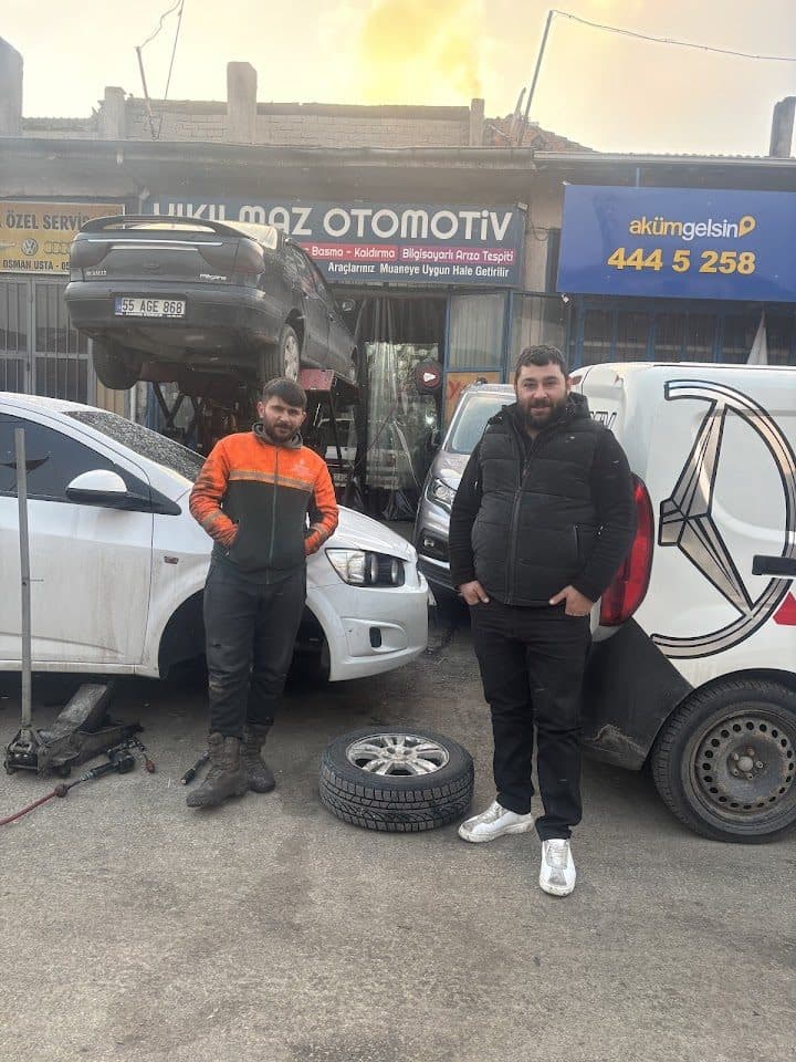 Yıkılmaz Otomotiv ekibi ve servis alanı