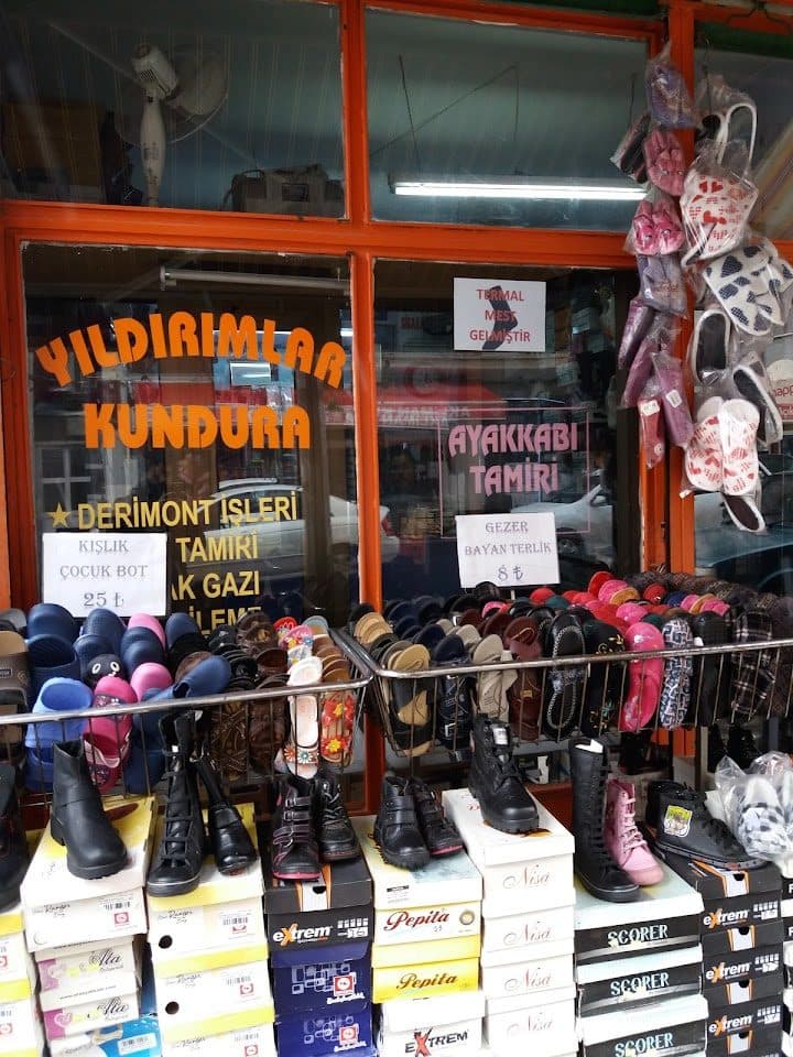 Yıldırımlar Kundura dükkân vitrini — ayakkabı, bot ve terlik