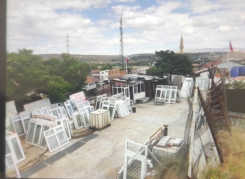 İkinci el pencere, kapı ve yapı malzemelerinin sergilendiği açık alan