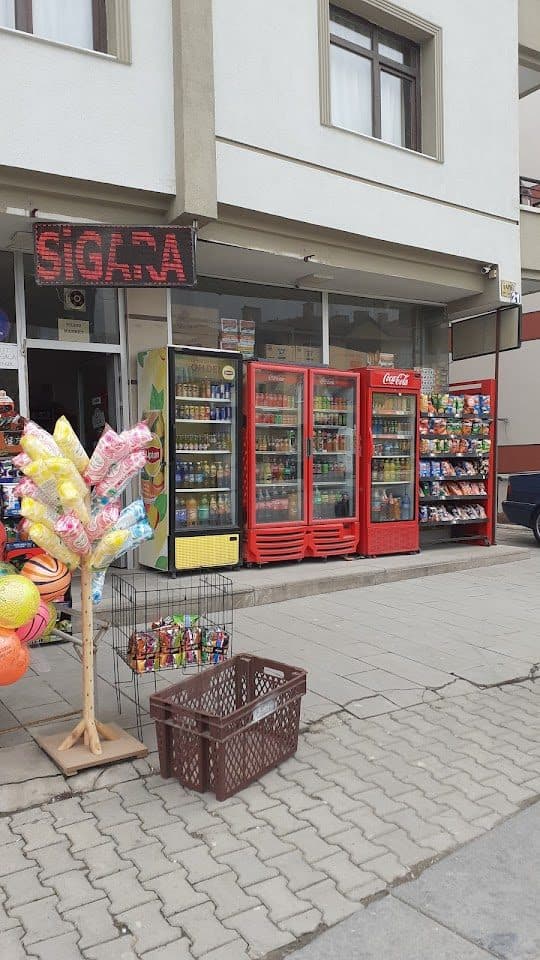 Market girişi ve soğuk içecek dolapları