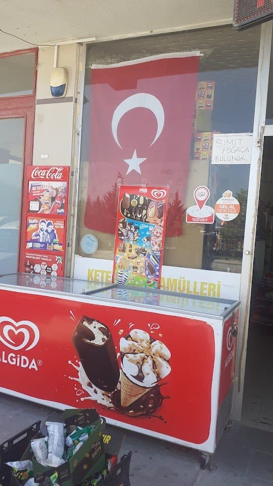 Mağaza vitrini ve atıştırmalık reyonu