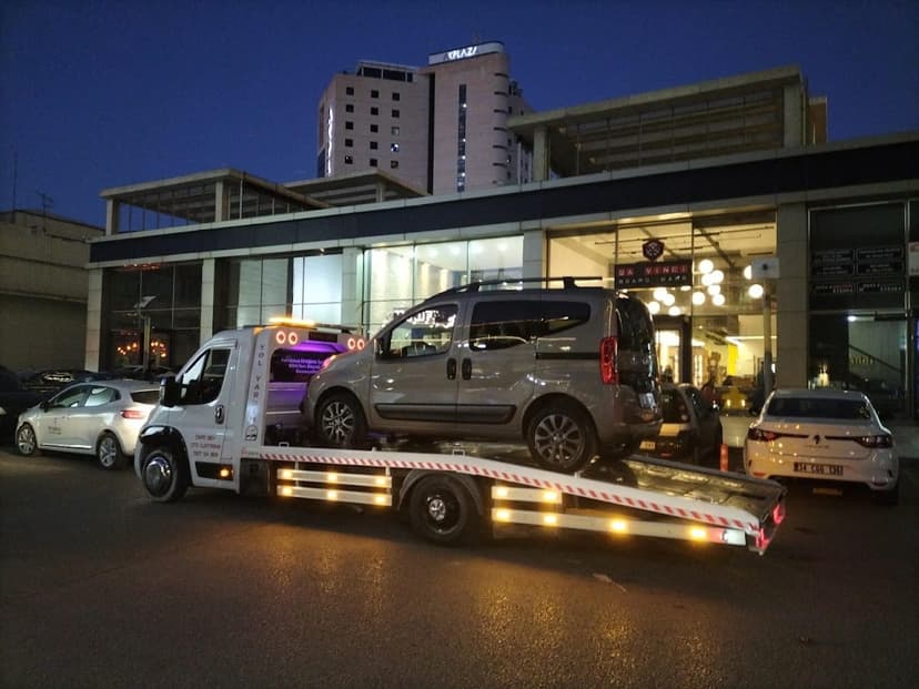 Yıldız Otomotiv yol yardım çekicisi araç taşırken
