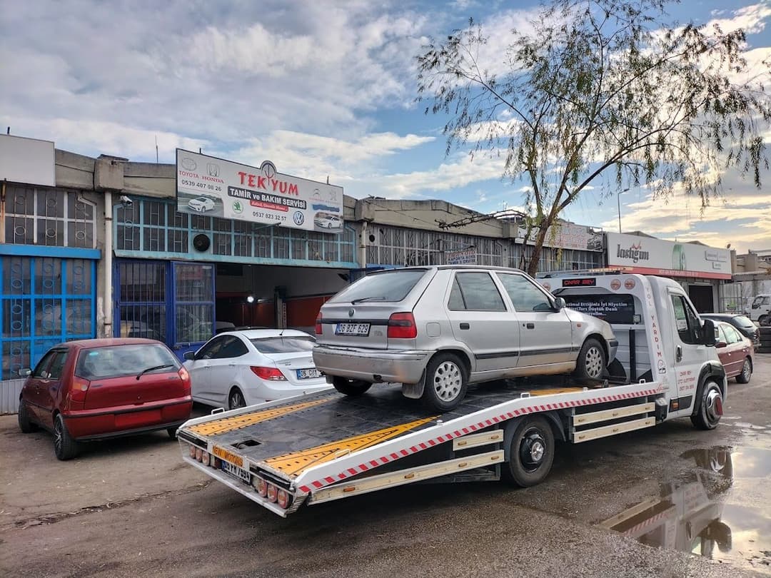 Servis önünde araç yükleme — Yıldız Otomotiv