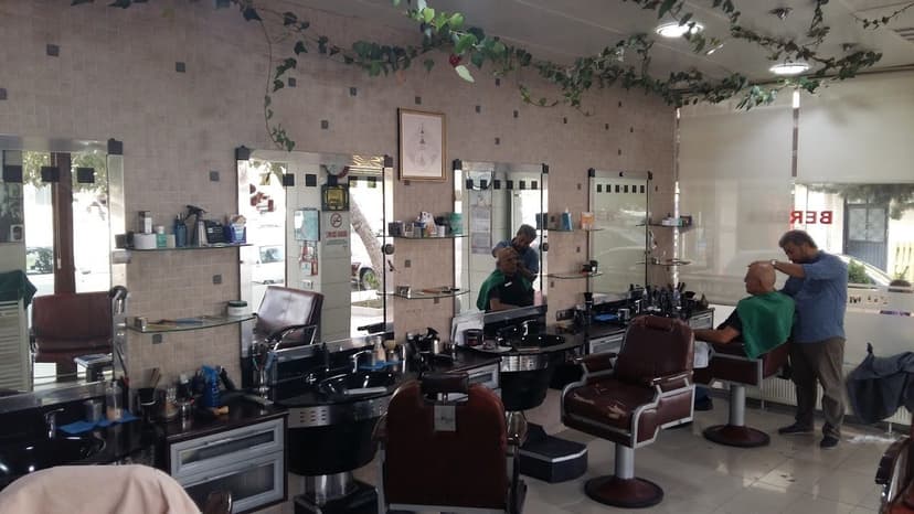 Salon içi — berber koltukları ve aynalar