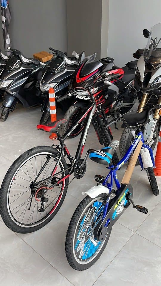 Dükkânda satıştaki bisikletler