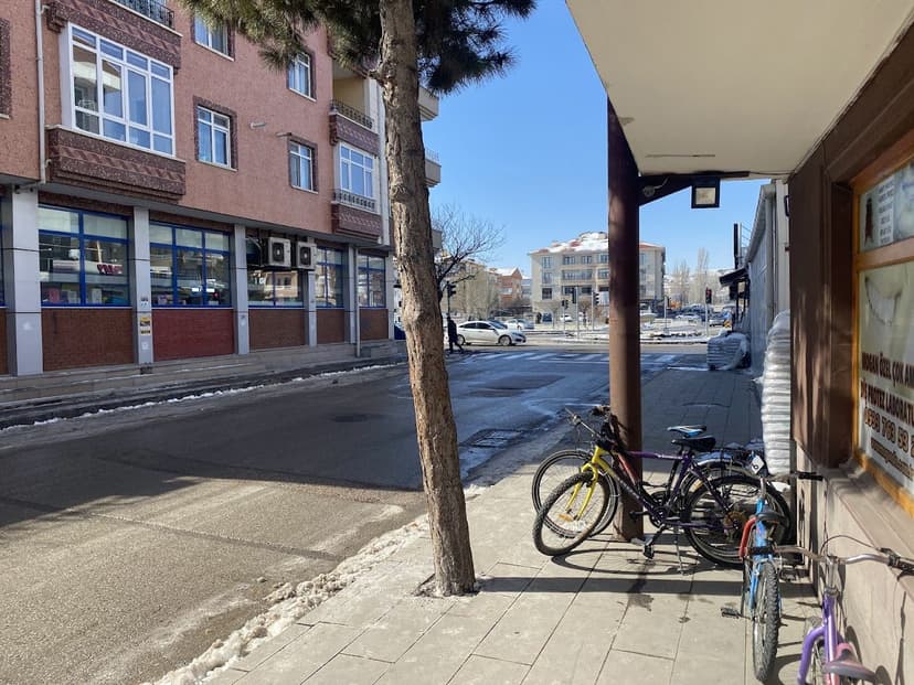 Dükkân önünde sıralanmış bisikletler