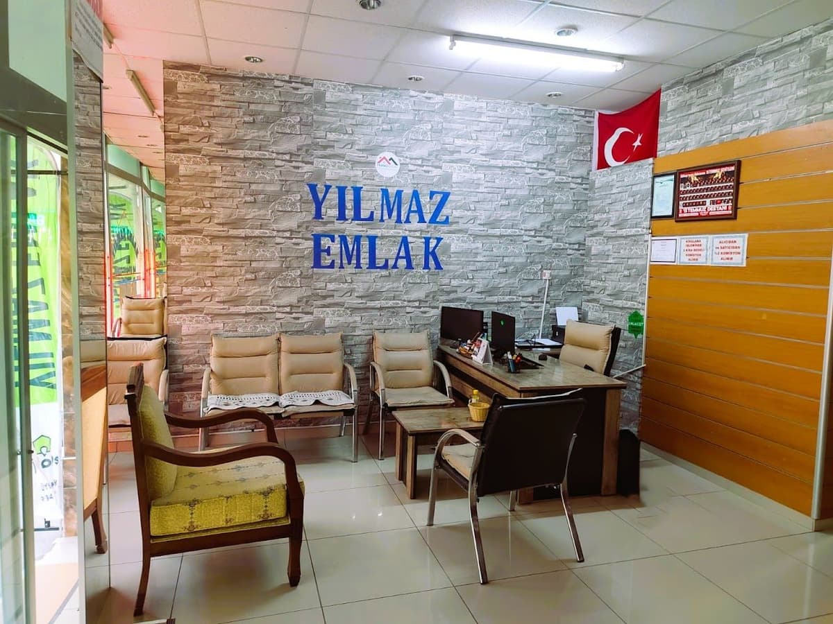Yılmaz Emlak ofis içi — danışma ve görüşme alanı