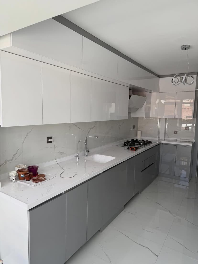 Modern beyaz ve gri mutfak dolabı uygulaması