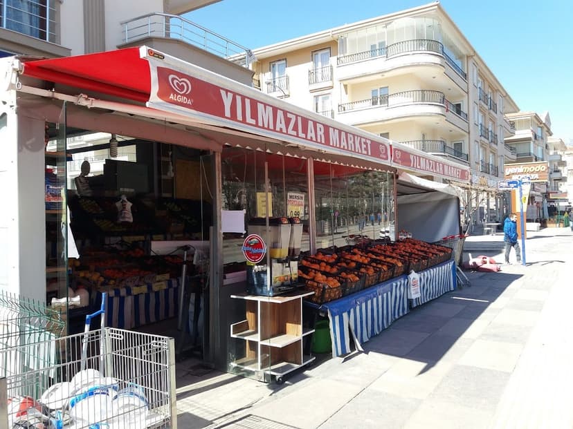 Yılmazlar Market dükkân görünümü ve meyve-sebze tezgâhı