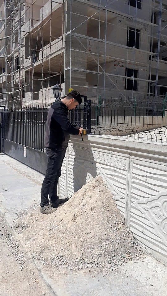 Konut çevresine dekoratif metal çit montajı