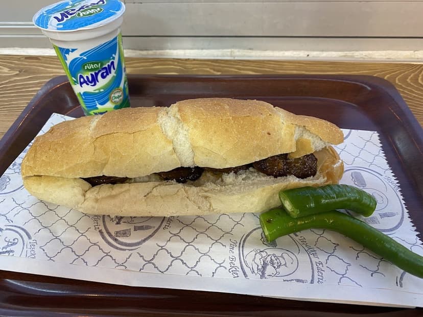 Ekmek arası köfte, közlenmiş biber ve ayran