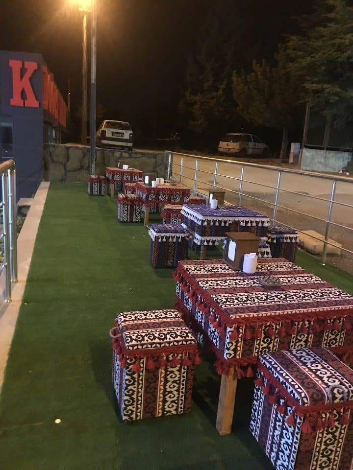 Dışarıdaki yöresel sedirli oturma alanı