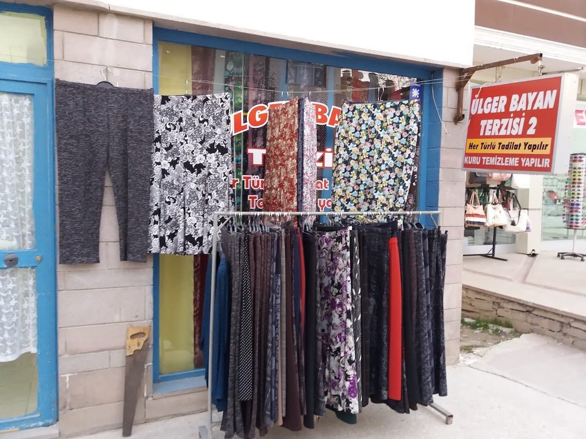 Yoldaş Terzi dükkân cephesi ve ürün vitrini