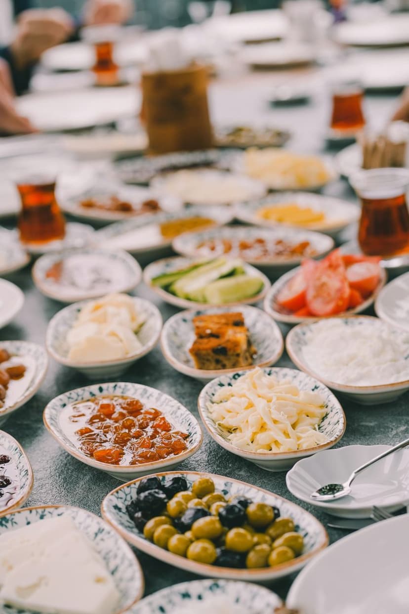 Kahvaltı ve demli çay (temsili görsel)