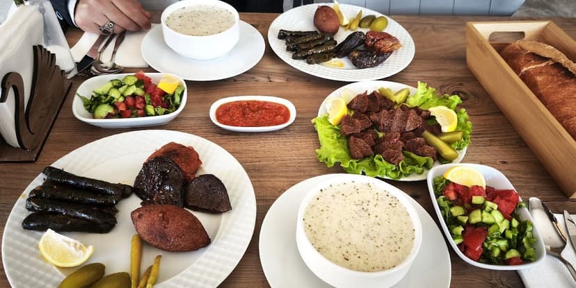 Izgara, mezeler ve salatalarla donatılmış sofra