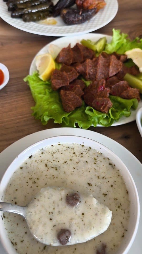 Köfte tabağı ve yöresel çorba