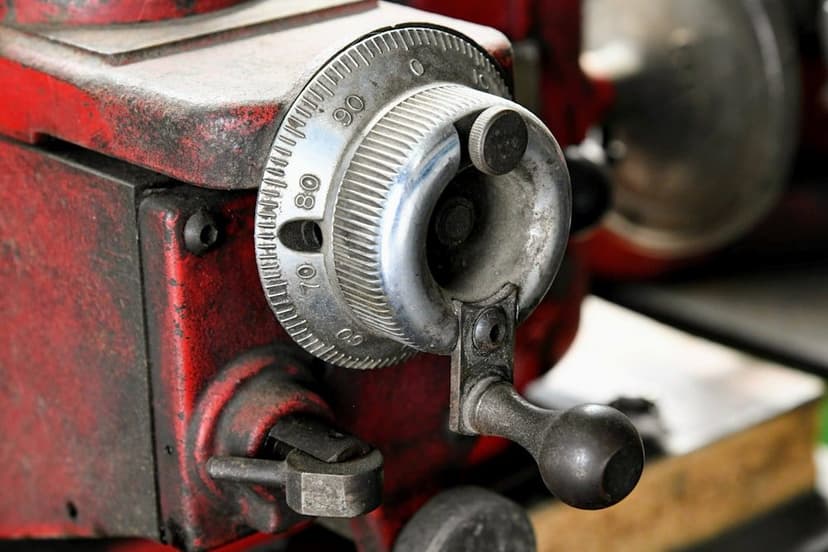 Torna tezgâhında metal işleme (temsili görsel)