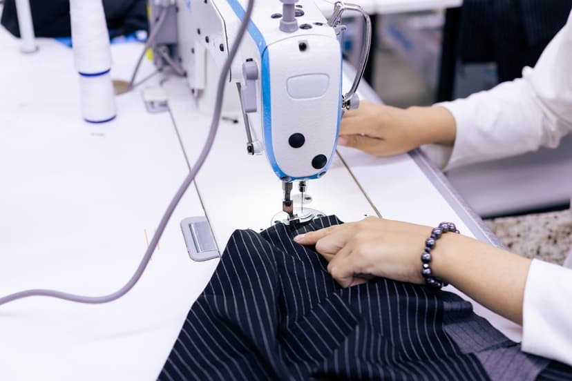 Dikiş makinesinde tadilat çalışması (temsili görsel)