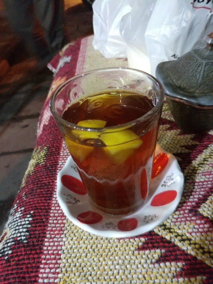 Kilim örtülü masada limonlu Türk çayı — Zemzem Çayevi