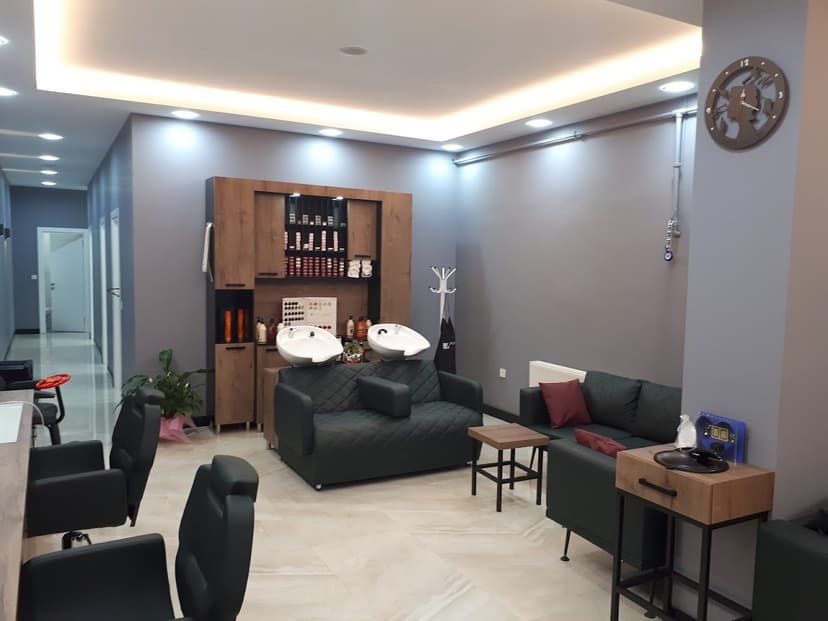 Salon iç mekan — bekleme ve saç yıkama bölümü