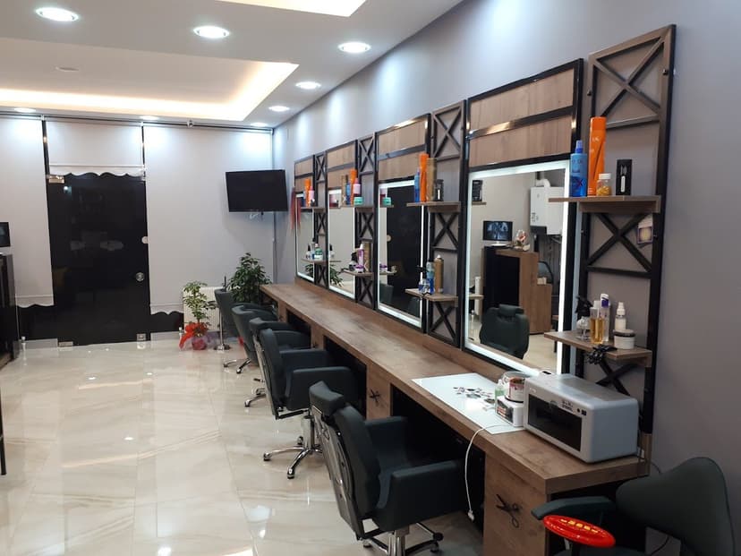 Aynalı saç şekillendirme istasyonları