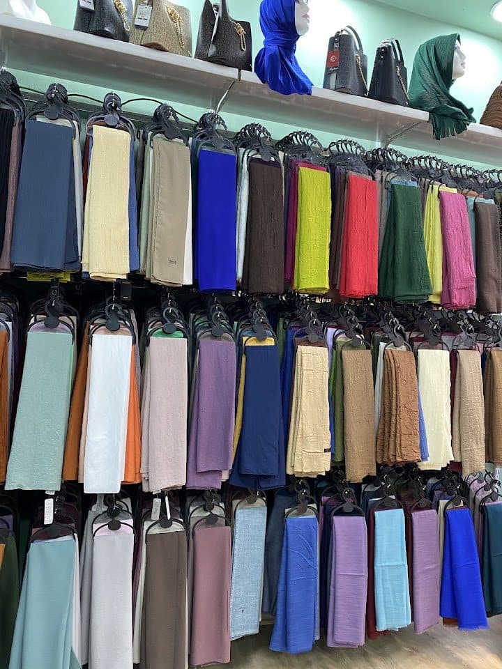 Katlı raflarda şal ve tekstil ürünleri