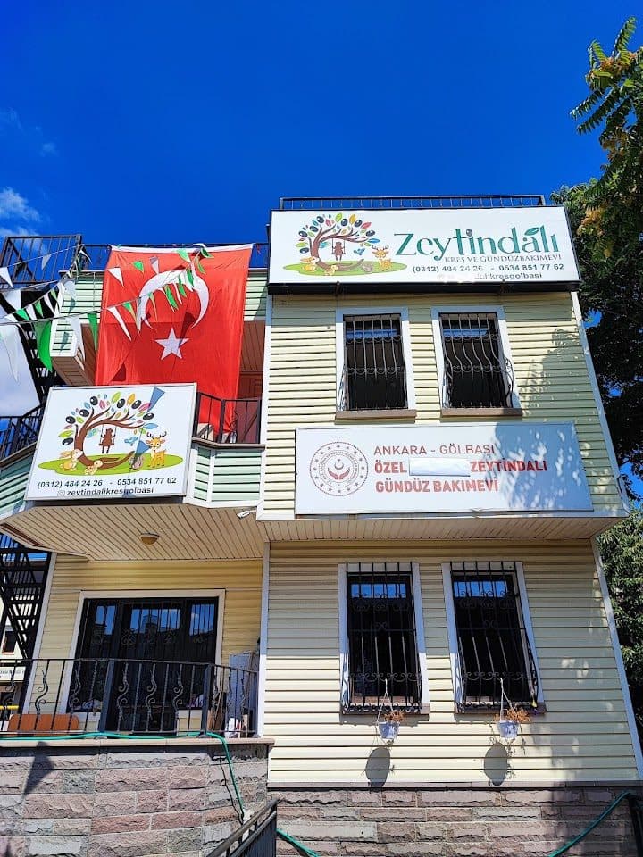 Okul binası ve tabela girişi