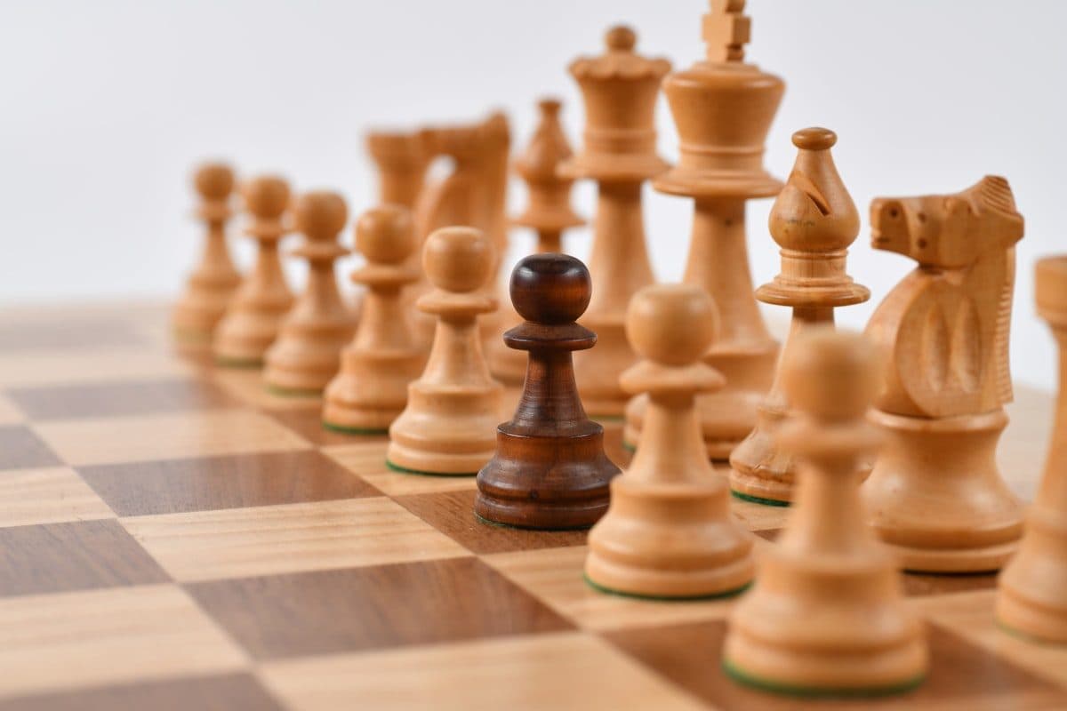 Satranç tahtası ve taşları — strateji oyunları (temsili görsel)