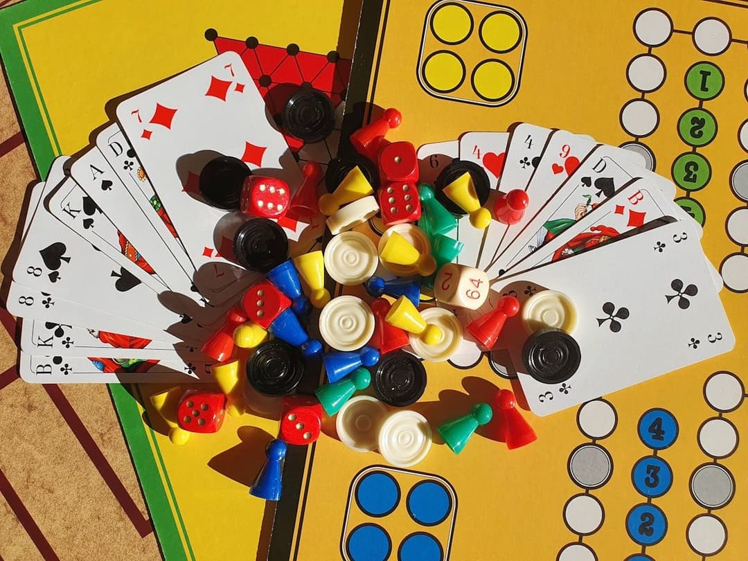 Renkli kutu oyunu parçaları, zar ve kartlar (temsili görsel)