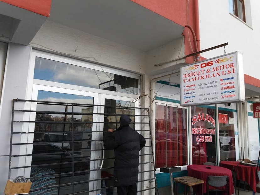 Dükkân içi yedek parça reyonu