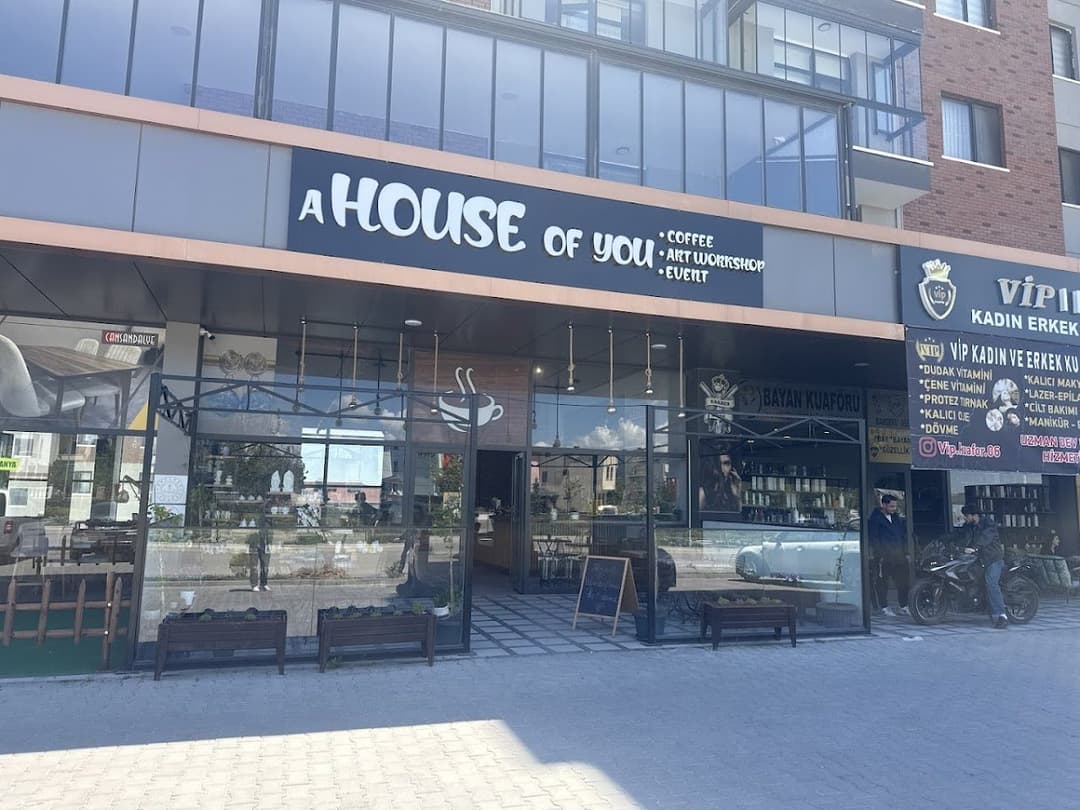 A House of You tabelası ve mekan önü