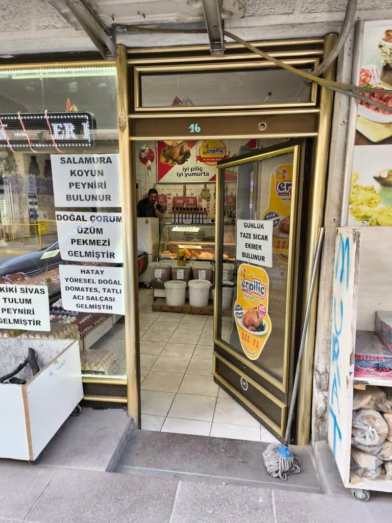 Dükkân girişi ve yöresel ürün vitrini (Yandex)