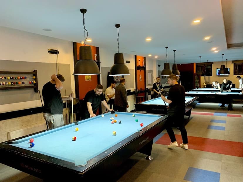Salonda sıralı bilardo masaları