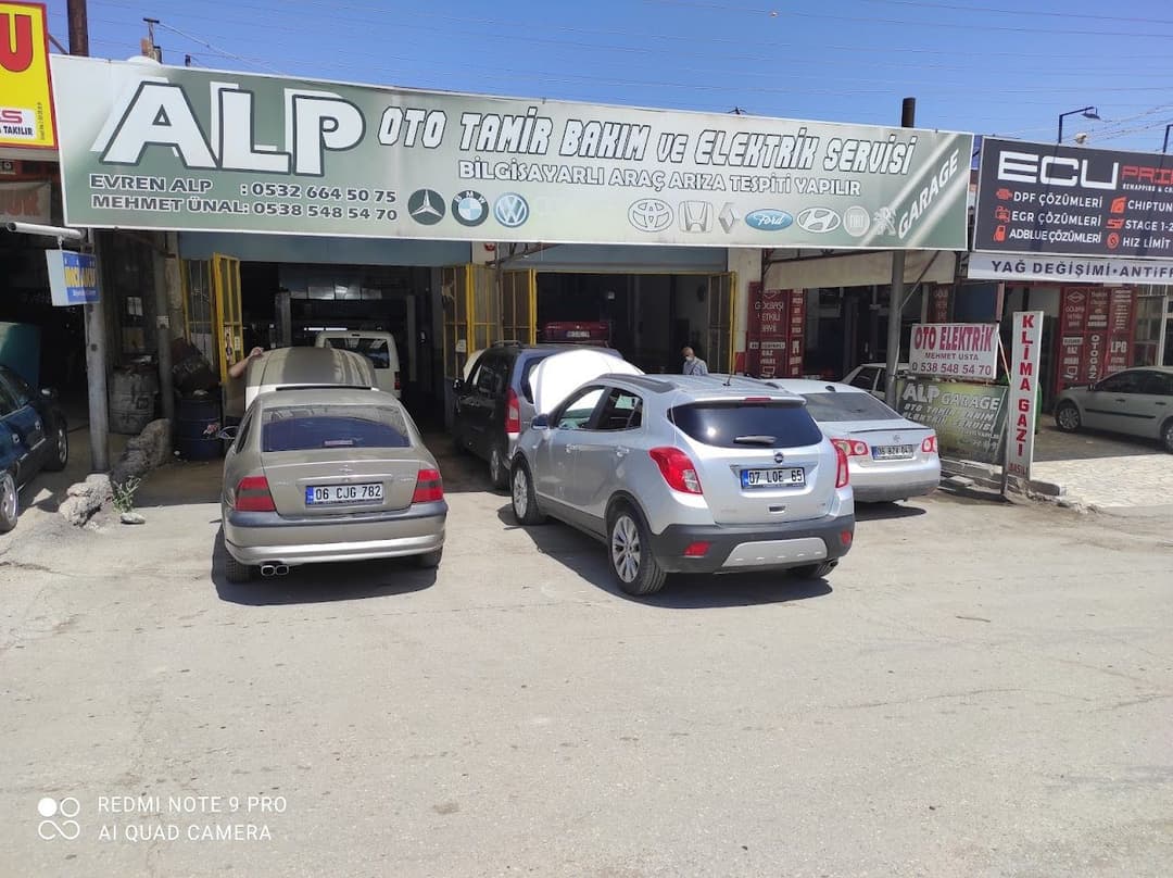 ALP Oto Tamir Bakım tabelası ve atölye girişi