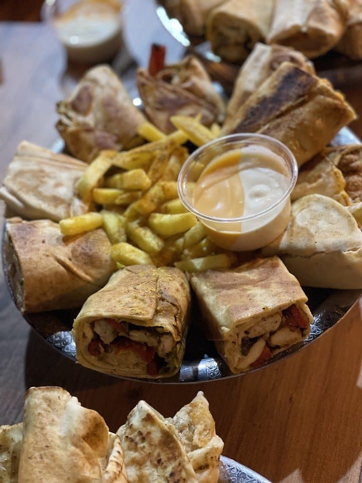 Shawarma dürüm tabağı, arabicana sos ile