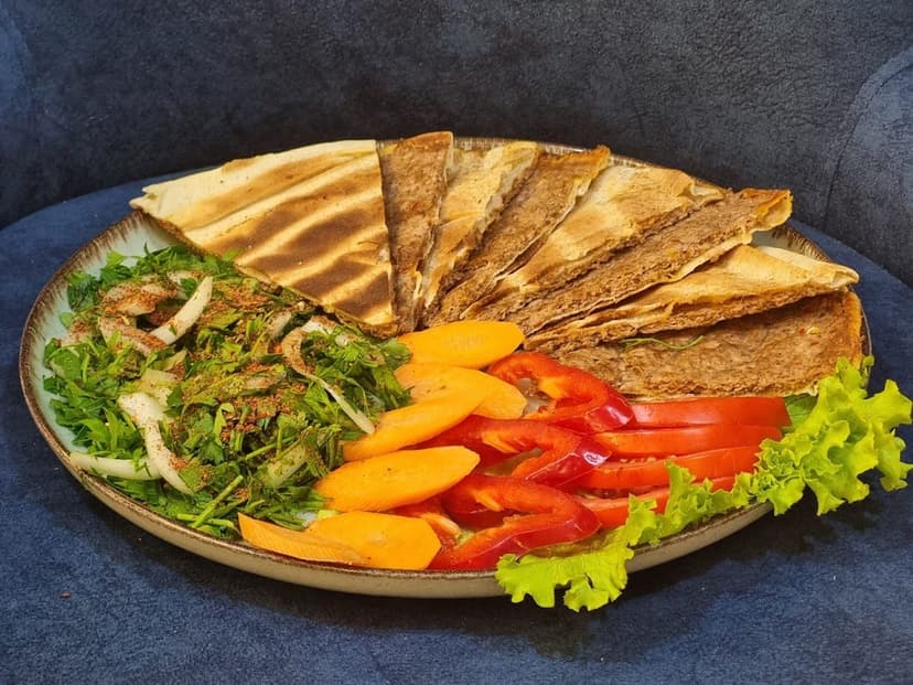 Izgara tavuk/shawarma tabağı, lavaş ile