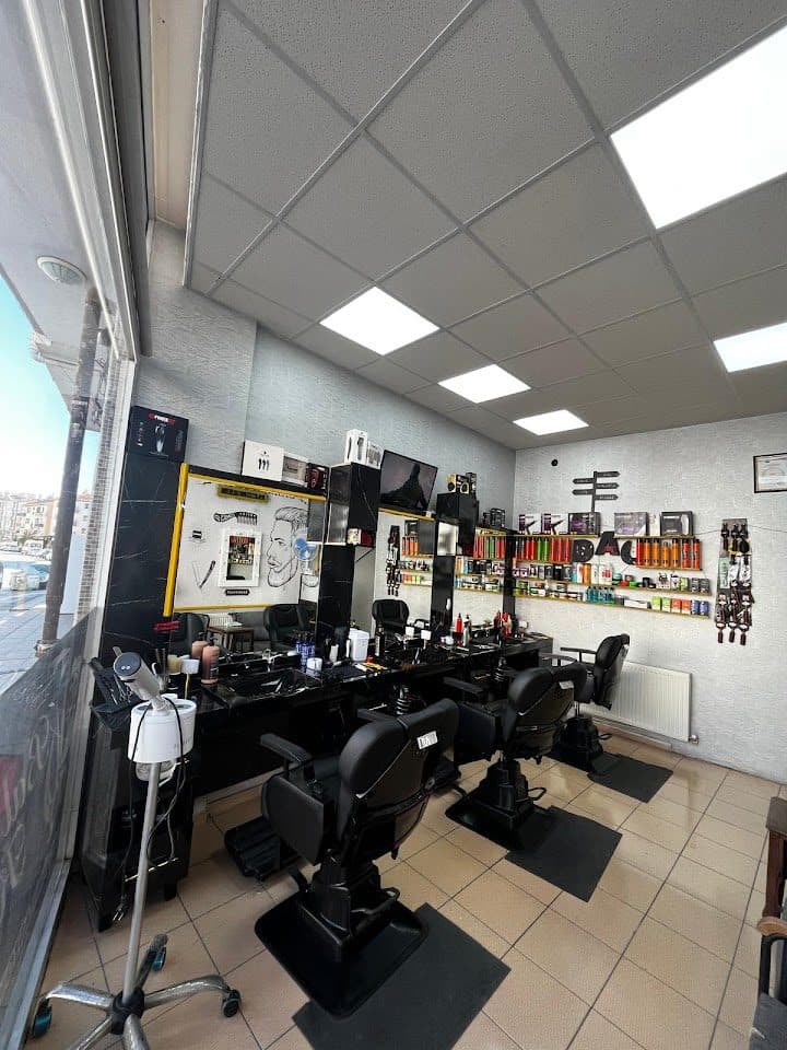 Salon iç görünüm — berber koltukları