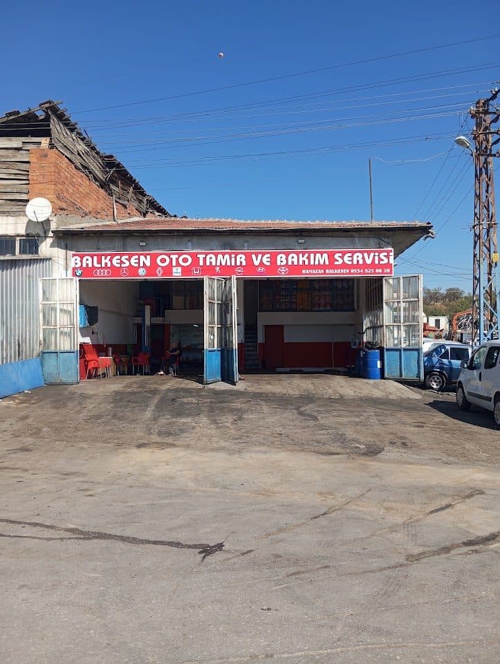 Atölye dış görünümü — çoklu marka oto servis tabelası