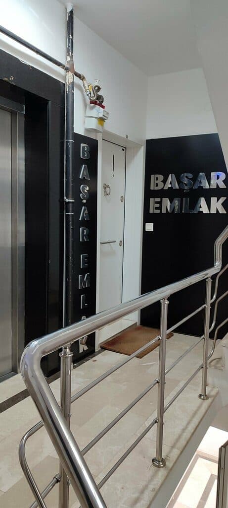 Başar Emlak ofis girişi